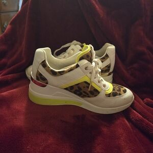 Animal print neon shoedazzle sneakers sz 7.5